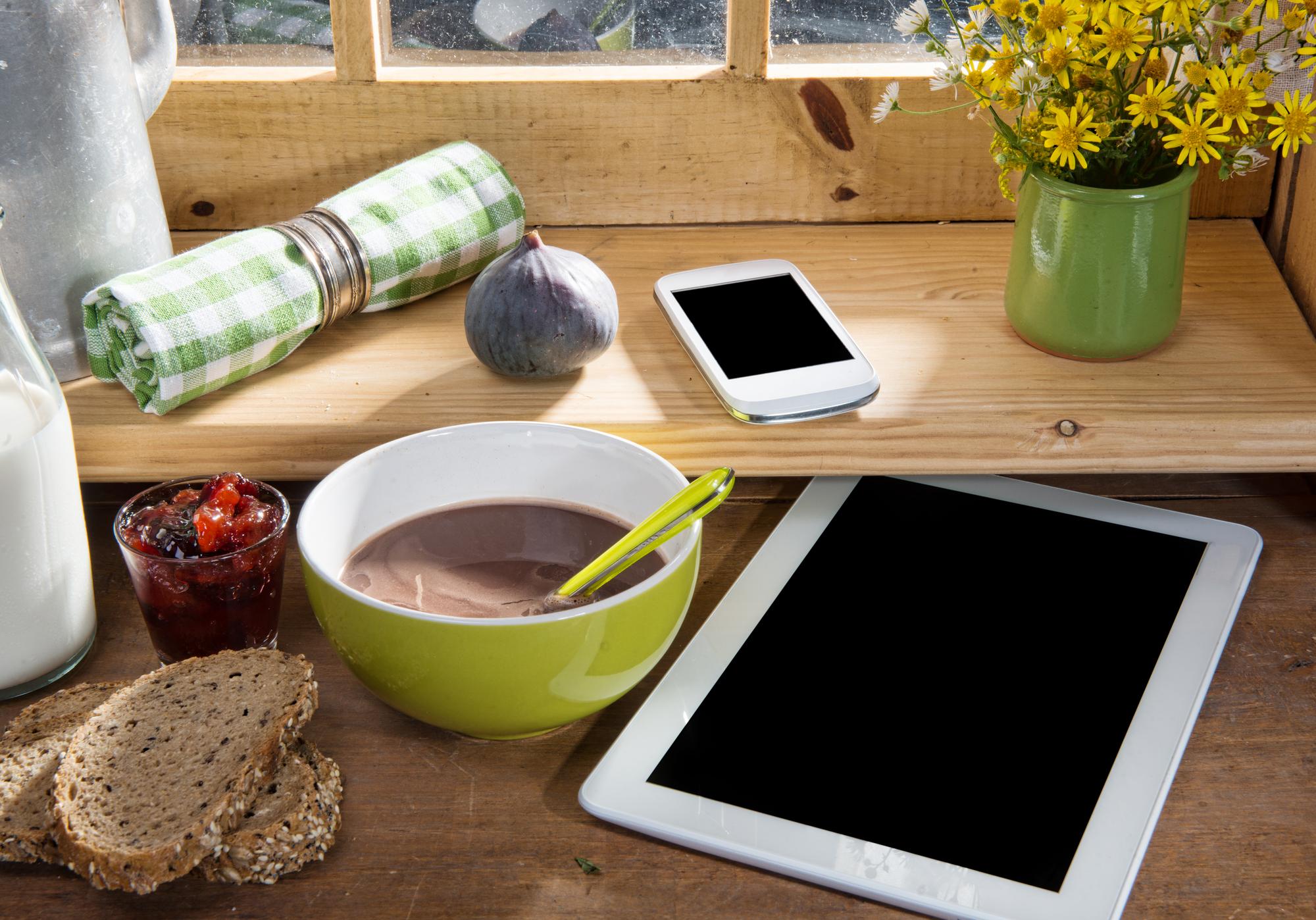 Postazione didattica con tablet e ingredienti organizzati