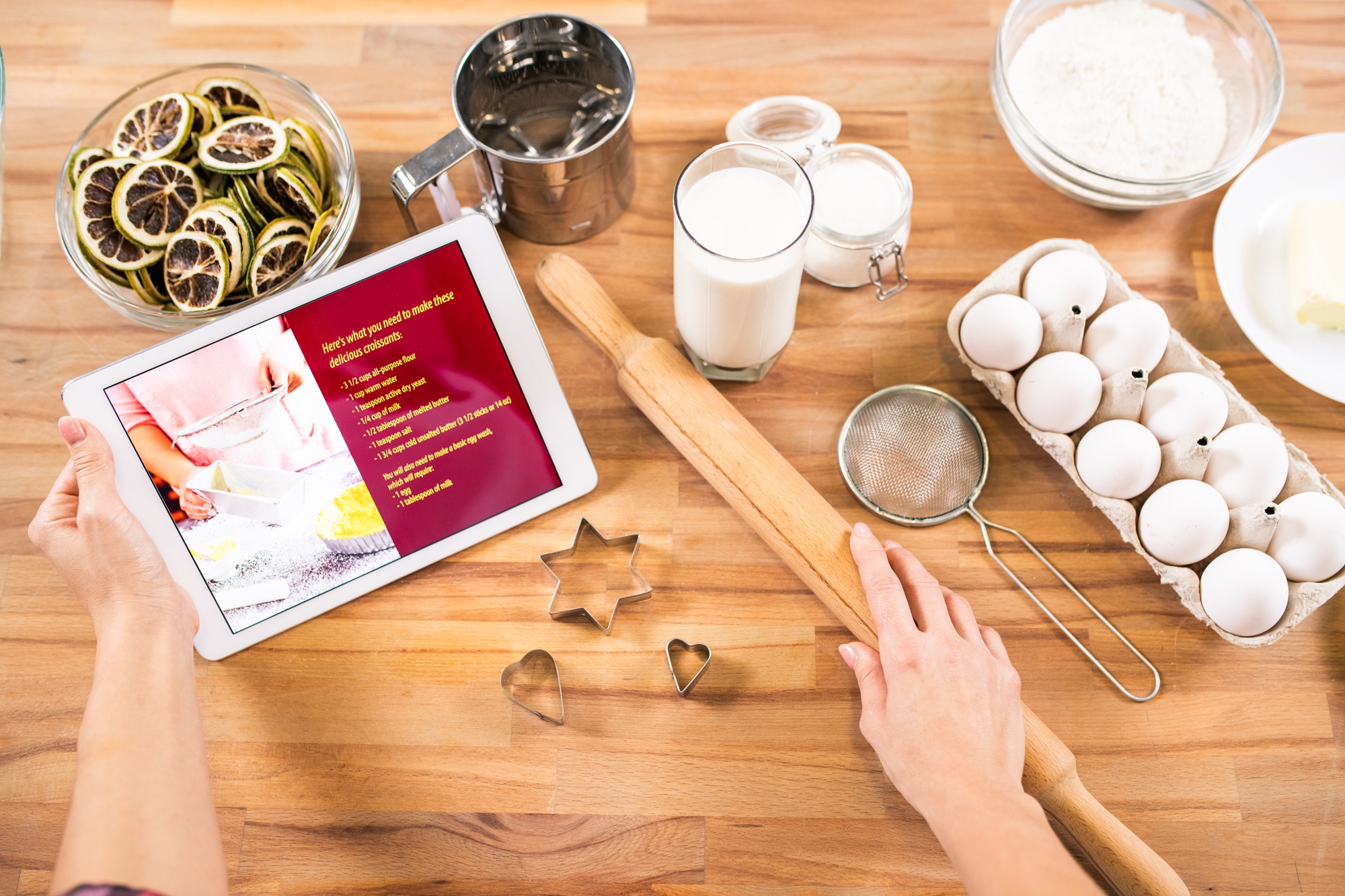 Banco di lavoro con schede di processo e ingredienti