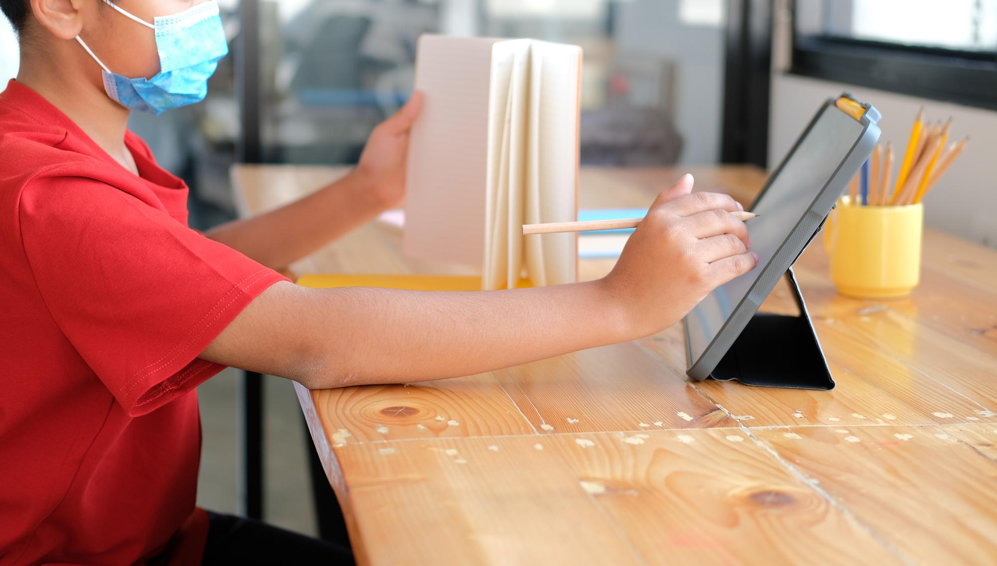 Scheda pacchetti su tavolo con tablet